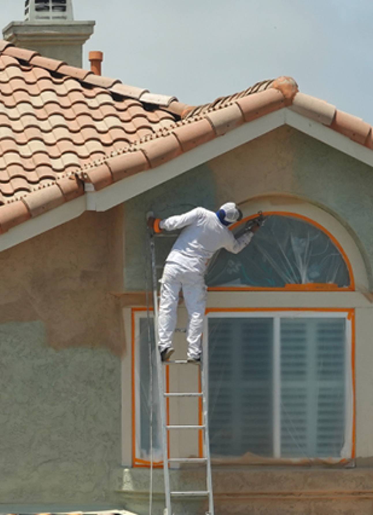 Entretien et Rénovation de Chalet à Grenoble et en Isère (38) : Lasure ou Peinture pour votre Bardage ?